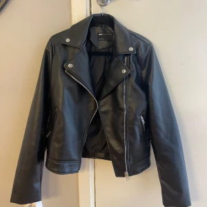 Bikerjacka - Jacka i läderimitation från Asos Design.  Strl 34 Tall  Aldrig använd, endast provad. Nypris 539