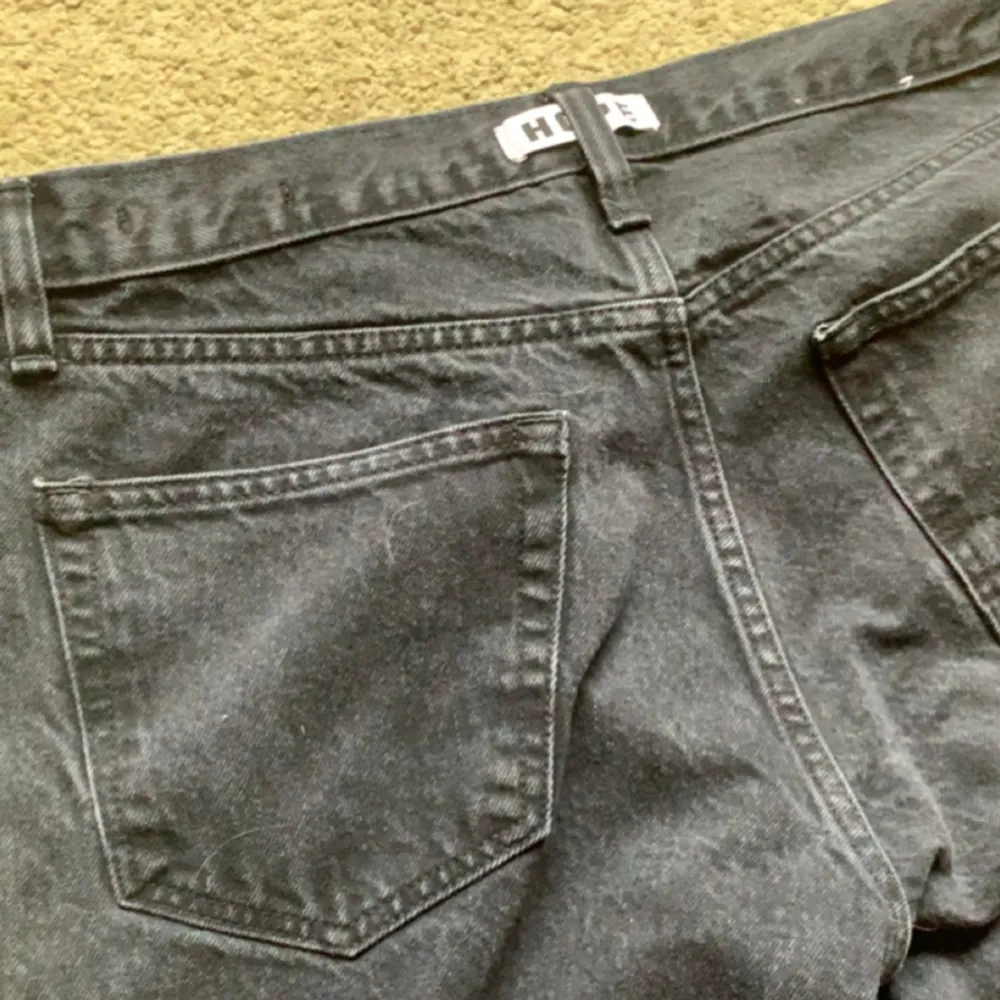 Ett par svarta Hope Jeans i storlek 30 i bra skick . Jeans & Byxor.