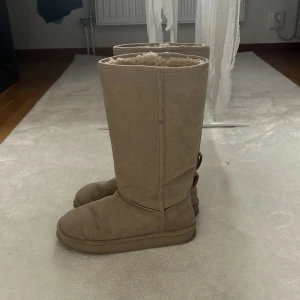 Boots - Super sköna Boots från hm, använt fåtal gånger så dom är i väldigt fint skick! 