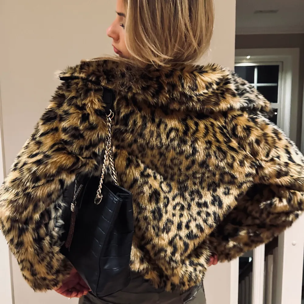 Så fin Leopard jacka, modellen bär oftast S och är 173💋köp sker via ”köp nu” eller vår instagram: retrochics.uf. Jackor.