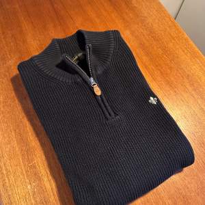  Säljer nu en Morris halv-zip, tröjan är otroligt fin men i normalt använt skick, hör gärna av er vid frågor