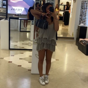 Volangklänning - Volangklänning från H&M, bra skick endast använd några gånger❤️ strlk M men passar S