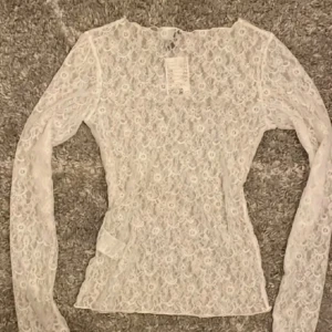Spets tröja  - Säljer min vita spets tröja från h&m i xs.