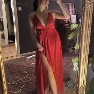 Balklänning - Röd balklänning i storlek s! Aldrig använd! Passar bra i längden, jag är 171 cm. Skriv för fler bilder 🤗