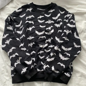Fladdermus tröja🦇 - Svart tröja med vita fladdermöss🤍🦇köpt från Monki. Inga skador eller hål💋 tryck gärna på köp nu!