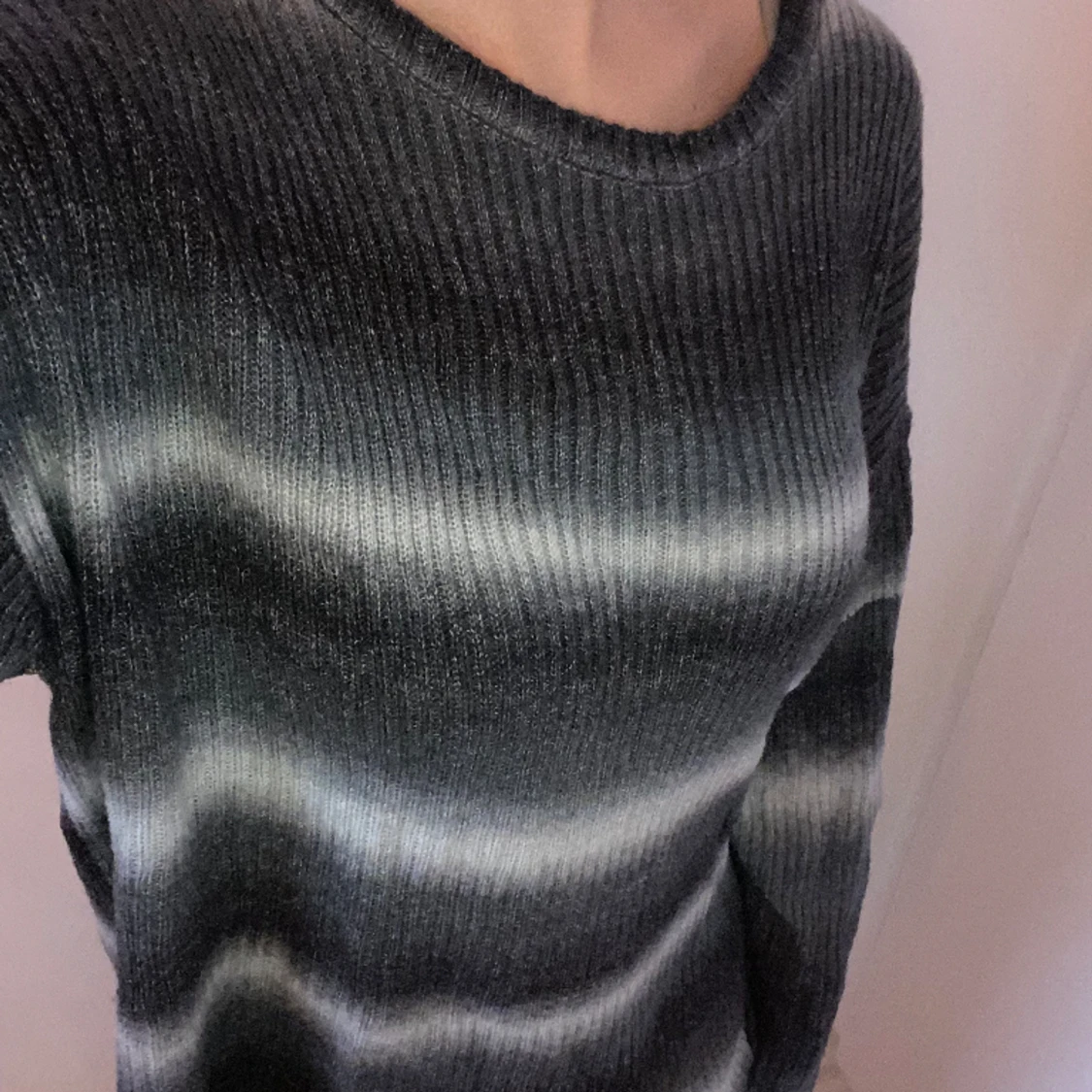 Grå/vit/blå stickad tröja - 90