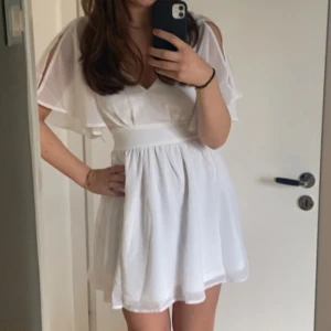 Studentklänning 💕 - Jättefin studentklänning från Bubbleroom köpt 2023 och användes endast en gång på min student och har inte fått användning av den igen❤️ Inga fläckar eller defekter. Köpt för 479 kr🥰 skriv t mig för fler bilder🫶