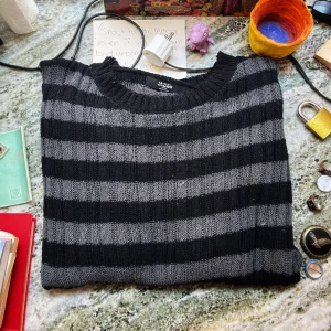 Jaded london, knit  - Stickad tröja ifrån Jaded London!                                  Storlek L, slim fit (cropped), bra skick. Mer info finns på Jaded londons hemsida. Använd gärna ”köp nu”!   Kan mötas på Södermalm 