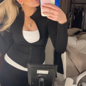 Tröja  - Skit snygg, aldrig använd bara testad. Nypris 350kr💋