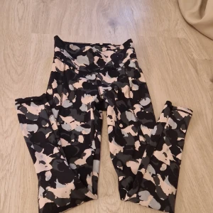 Träningsbyxor  - Använda två gånger, fint skick. Från cubus. Tryck jätte gärna på köp nu😊