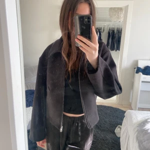 Jacka - Svart jacka ifrån zara. Något oversize. Storlek M. Använt någon gång. Perfekt till våren.
