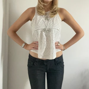 Spets topp - Supergullig vit spetstopp! Perfekt nu till våren. Luftigt material och fin passform. Det står storlek L på lappen, men det stämmer inte överens med den faktiska storleken - enligt mig passar den XS/S. 🤍