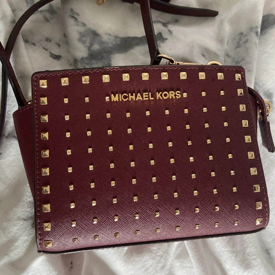 Michael kors axelremsväska 