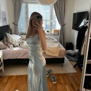 Balklänning🦋 - Säljer min fina och välskötta klänning som jag använde till balen🩵Klänningen passar även vid andra finklädda tillfällen. Använd 1 gång och inga defekter🦋Passform 160-170🩵🙏🏻 Nypris ca 900kr märke Faeriesty
