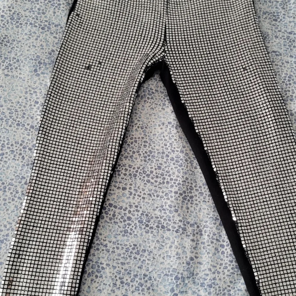 Säljer denna tjusiga legginsen som är använd bara 1 gång. Silverpaljett framsida. Några har ramlat av men märks knappt. Tryck gärna på Köp nu. Jeans & Byxor.