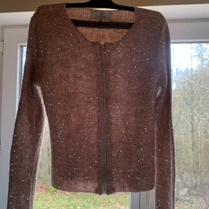 Glitter rosa kofta  - Rosa glittrig kosta så fin och bekväm 