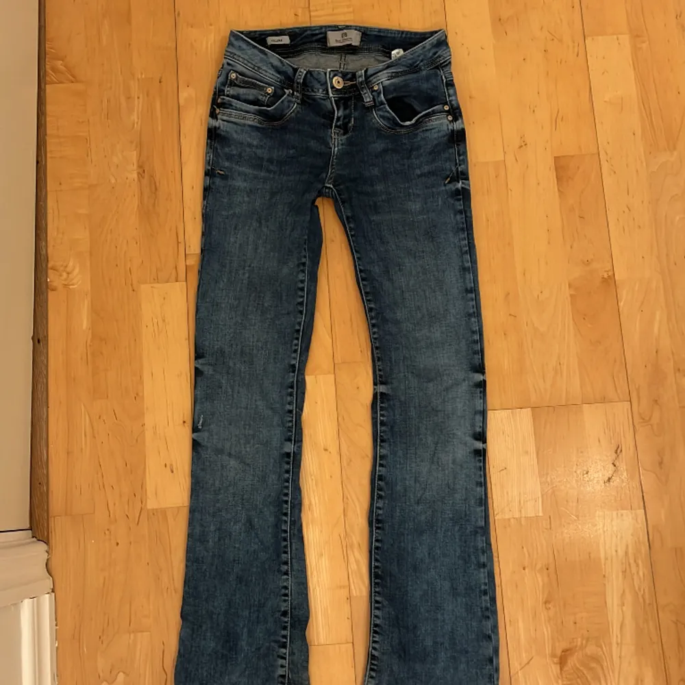 Mörkblåa lågmidjade ltb jeans som jag köpte för 1 år sedan men som nu tyvärr har blivit för korta. Köpta för 700kr, storlek 25/30 och fortfarande i väldigt bra skick! 🤩. Jeans & Byxor.