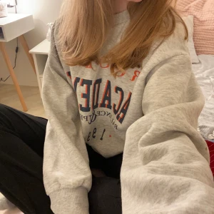 sweatshirt💞 - säljer min sweatshirt från Gina Tricot i storlek S💞