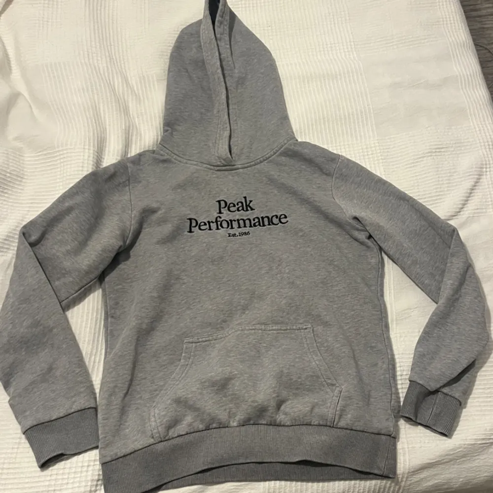 Jag säljer en peak performance hoodie, den är i färgen grå och sitter bekvämt. Den är även använd några gånger, pris kan diskuteras. Köp gärna!. Hoodies.