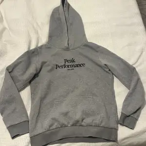Jag säljer en peak performance hoodie, den är i färgen grå och sitter bekvämt. Den är även använd några gånger, pris kan diskuteras. Köp gärna!