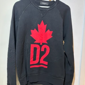 DSQUARED2 sweatshirt - Svart DSQUARED2 tröja med rött tryck. Tröjan är i fint skick och endast använd ett fåtal gånger. Nypris 2500