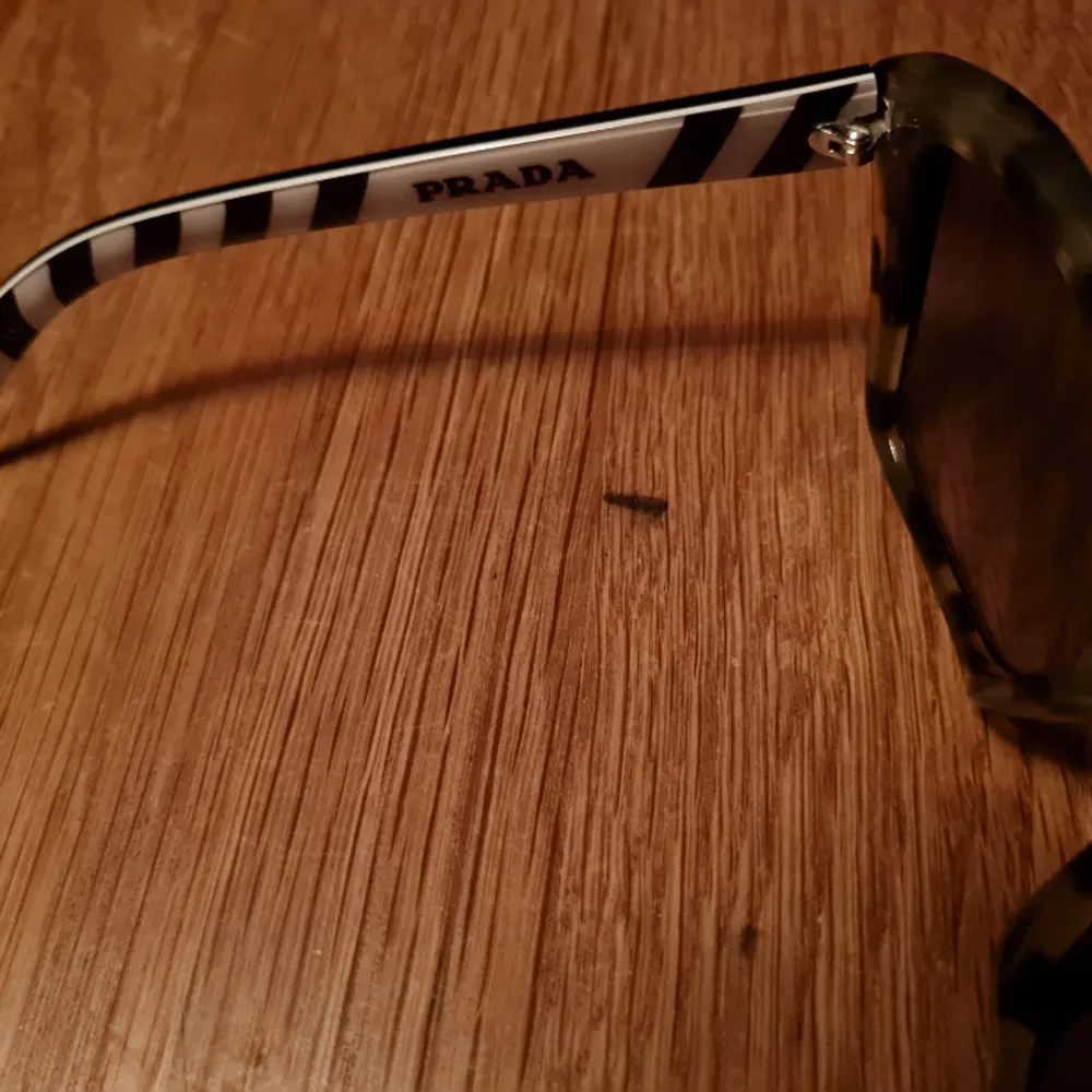Begagnade solglasögon från Prada.. Accessoarer.