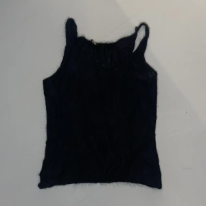 Fluffig svart topp - Fluffig svart topp som jag inte använder längre