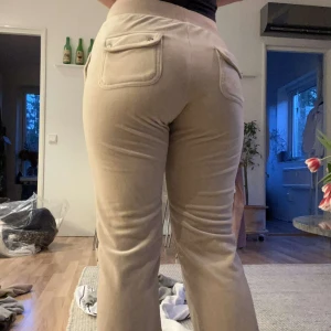 Juicy Couture byxor - Beiga Juicy Couture byxor i storlek S. Fint skick förutom vissa defekter, hål i fickan se bild 2. Passar bra på mig som vanligtvis har storlek XS i juicy byxor💞 matchande tröja finns i min profil