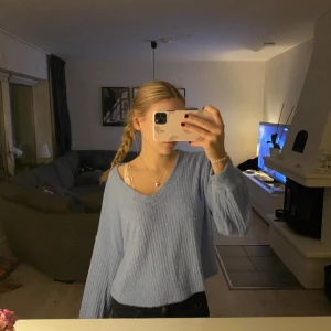 Fluffig tröja - Säljer denna så fina blåa tröjan som är i ett sånt mjukt och skönt material. Använd några fåtal gånger men ser ut som ny! Kom privat om ni har några frågor!💘
