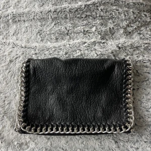 TIAMO väska  - TIAMO väska köpt från scorett för 550 kr. I nytt skick, använt 1 gång. Säljer då den inte används. 