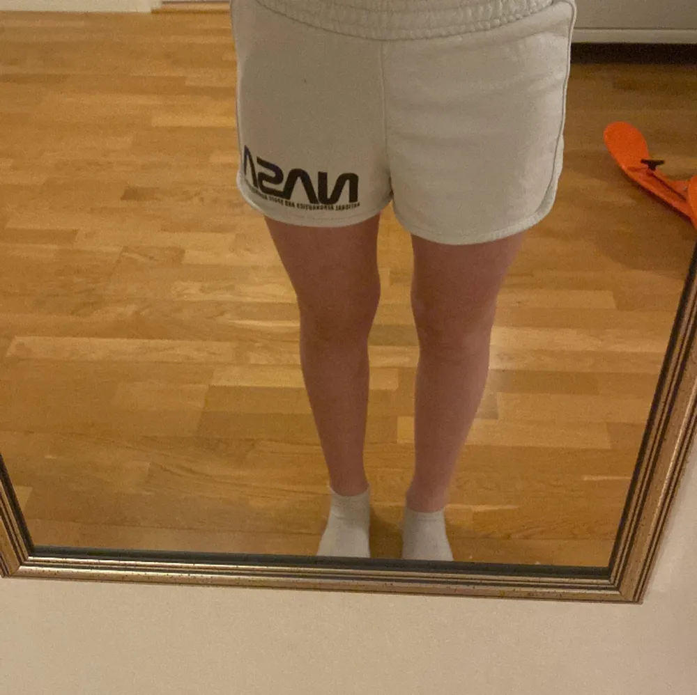 Bra skick, resonen är bra, några fläckar på rumpan. Shorts.