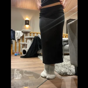Svart långkjol - Svart långkjol från Lager 157 i storlek xs💕Tight åtsittande med slits på vänster sida💗