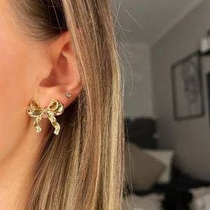 Rosett Örhängen  - Högkvalitativa med 14 karat guldpläterade, självklart oanvända eftersom de skickas efter beställning. Finns även i silver kontakta mig vid köp❤️❤️❤️