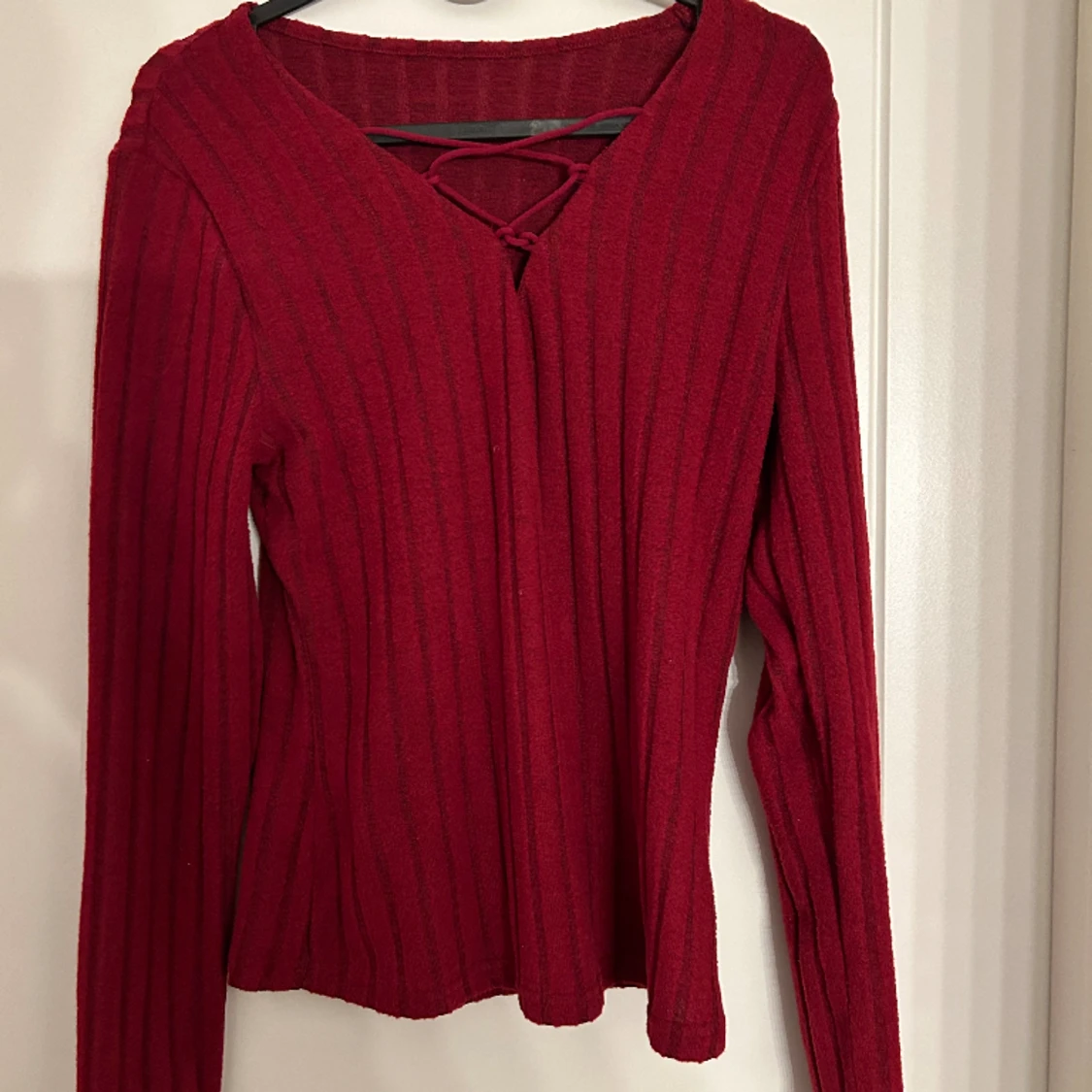 Vinröd tröja