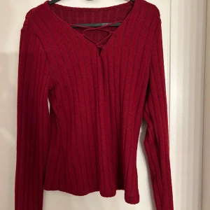 Vinröd tröja - Använd endast en gång! Bra skick!