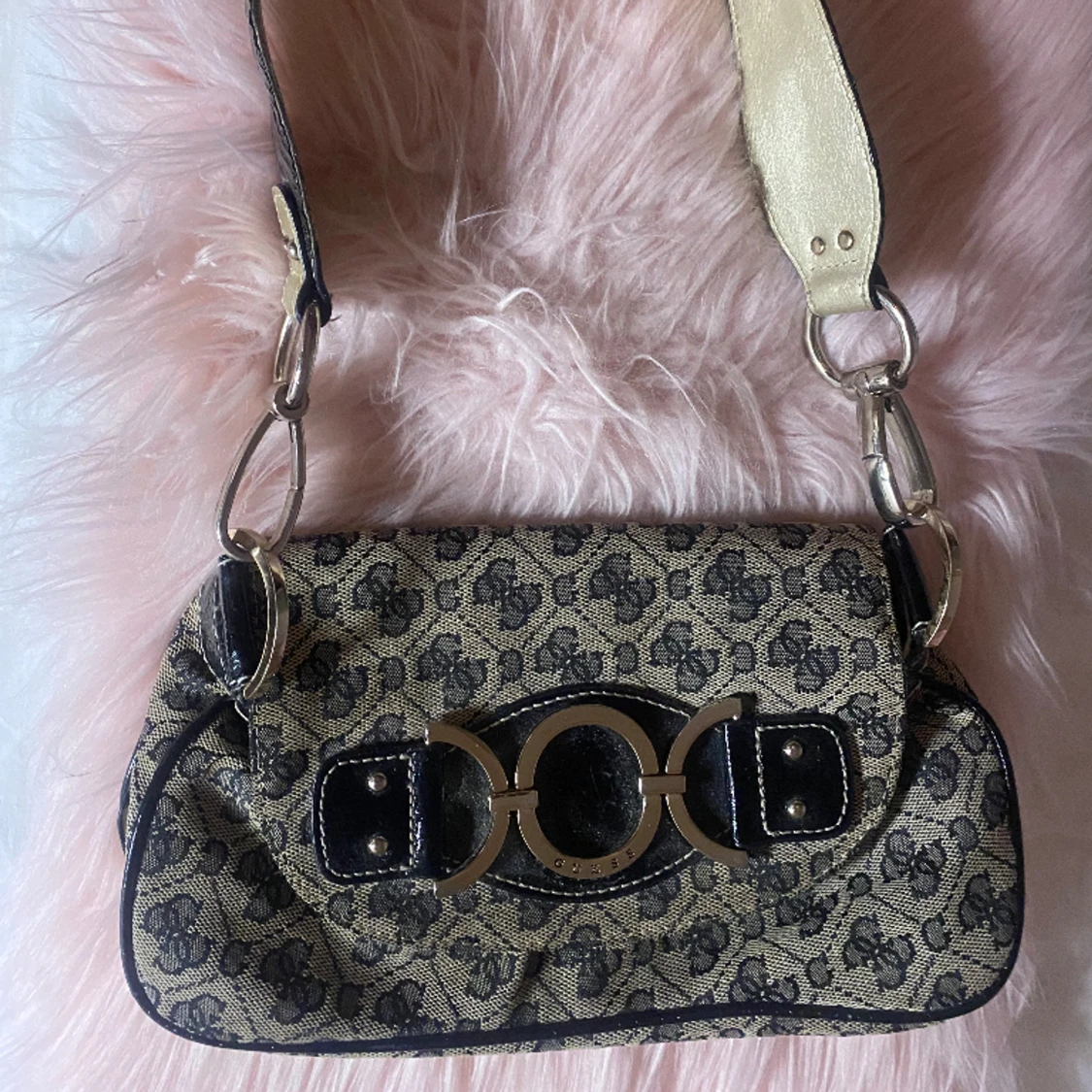 Super gullig guess väska