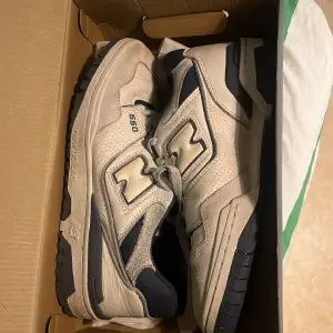 Nu tänker sälja mina new balance eftersom att dom va lite förstora men den har en bra skick, har använt dom 10-20 gånger Max. Ny pris på dom är 1650 kr  Men säljer dom sjölv klart billigare, kan även diskuteras om pris. 