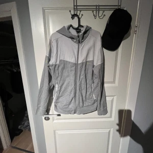 Hugo boss zip hoodie - En Hugo boss zip hoodie som legat i mitt rum ett ganska bra tag som jag ej använder pågrund ut av att det inte är min stil priset är inte hugget i sten vid snabb affär blir det billigare 