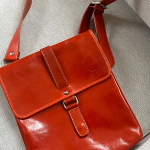 Orange Väska - Säljer fin väska i skinn!