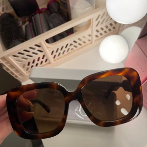 Chimi solglasögon  - Solglasögon från chimi! Knappt använd. Bruna 