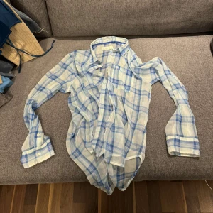 Skjorta - Blå genomskinlig skjorta. Använda fåtal gånger. Priset kan diskuteras 