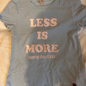 Ljusblå T-shirt med tryck - Mjuk o luftig bomulls T-shirt, knappt använd, strl 164 men passar XS. Passar bra nu inför våren 🌷 Pris kan diskuteras 