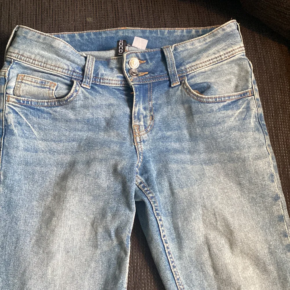 Super snygga lågmidjade bootcut jeans från hm. Dem va väldigt populära förut och går fortfarande inte att köp online. . Jeans & Byxor.
