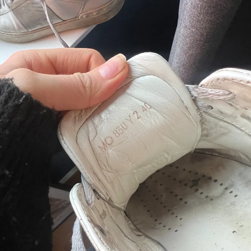 Väl använda valentino sneakers köpta för flera år sedan. Jag själv har bytt snören och de är nu ganska smutsiga så tips är att byta för att de ska se ännu fräschare ut. Nypris just nu ligger på 6945 kr. Billigt pris pga skicket.. Skor.