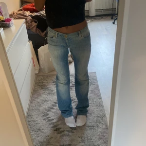 Boot cut jeans  - Väldigt snygga i passformen och är så fina. Kommer inte mer till användning och väljer därför att sälja. Pris kan diskuteras🩷