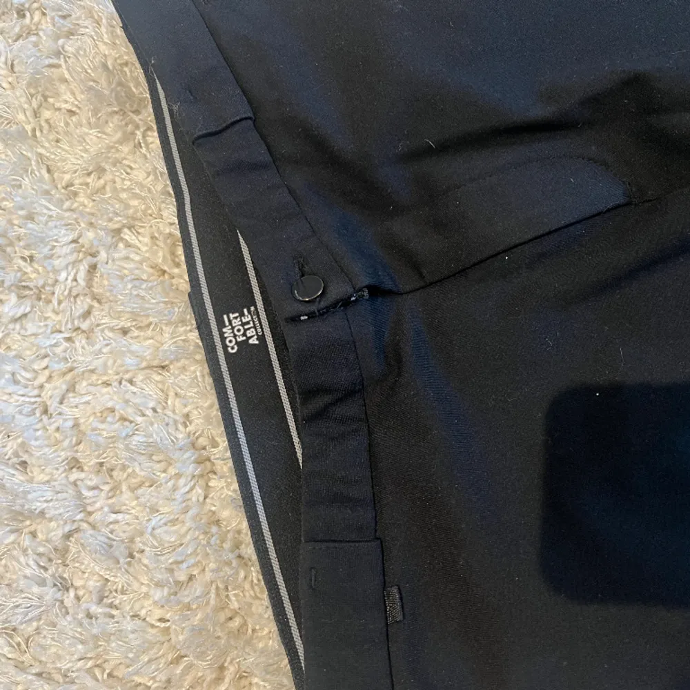 Svarta kostymbyxor från Zara i storlek 42. Fint skick. Köparen står för frakten PRIS KAN DISKUTERAS😊. Jeans & Byxor.