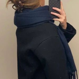 Marinblå halsduk - Jättefin marinblå halsduk i kashmir, använd fåtal gånger nu i vinter och. Nu har jag en ny beige kappa som inte passar färgen. 