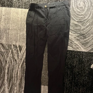Chinos - Säljer dessa chinos som är perfekt nu till våren/sommaren eftersom jag ej använder dem. De har aldrig använts heller, bara legat i garderoben, pris kan diskuteras vid snabb affär