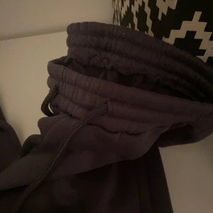 utsvängda mjukis - Köpta från shein helt nya. storlek xs (jag är 162). utsvängda där nere  varma o sköna. 