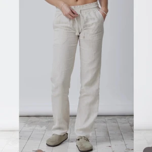 Linnebyxor med låg midja  - Snygga linnebyxor med låg midja från Skagen Chlothing i storlek S! Endast testade 1 gång, prislappen är kvar. Köpt för 799 och säljer nu för 599.🌸